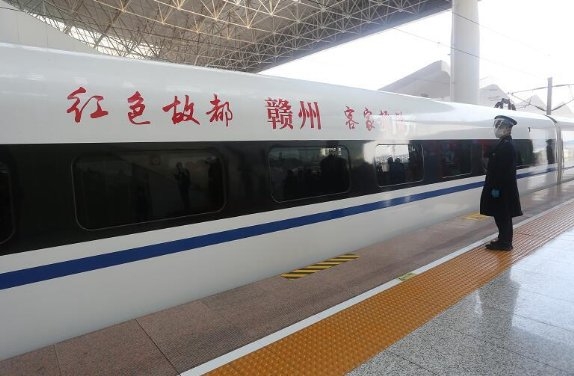 g2197次首发列车从赣州西站出发驶往深圳北站.jpg
