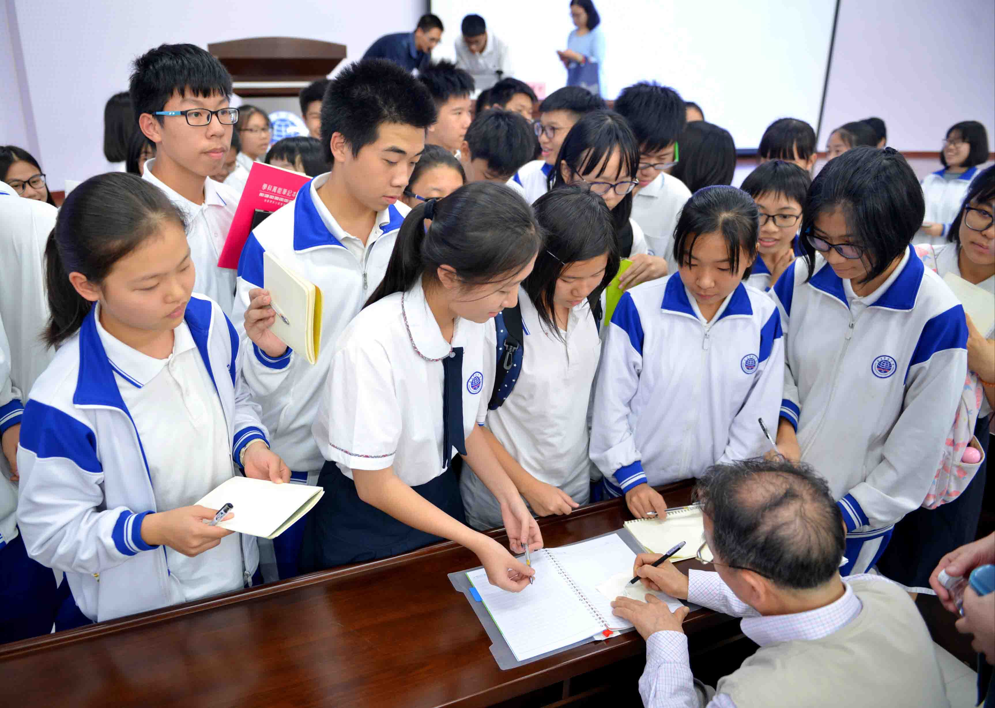 广州市华侨中学校服图片