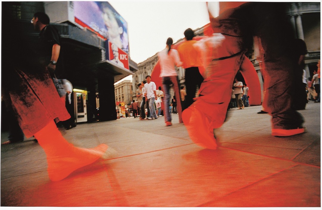 莫毅 ，《红色闪光灯 · 我是一只狗》，摄影，80.5cm×125cm×6件，2003 年，广东美术馆藏.jpg