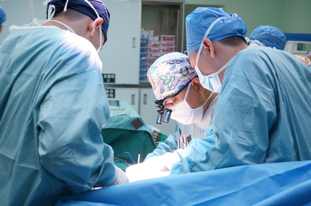 胆管癌患者需手术无奈健康肝脏"不够大", 医生联合两种治疗手段为其"