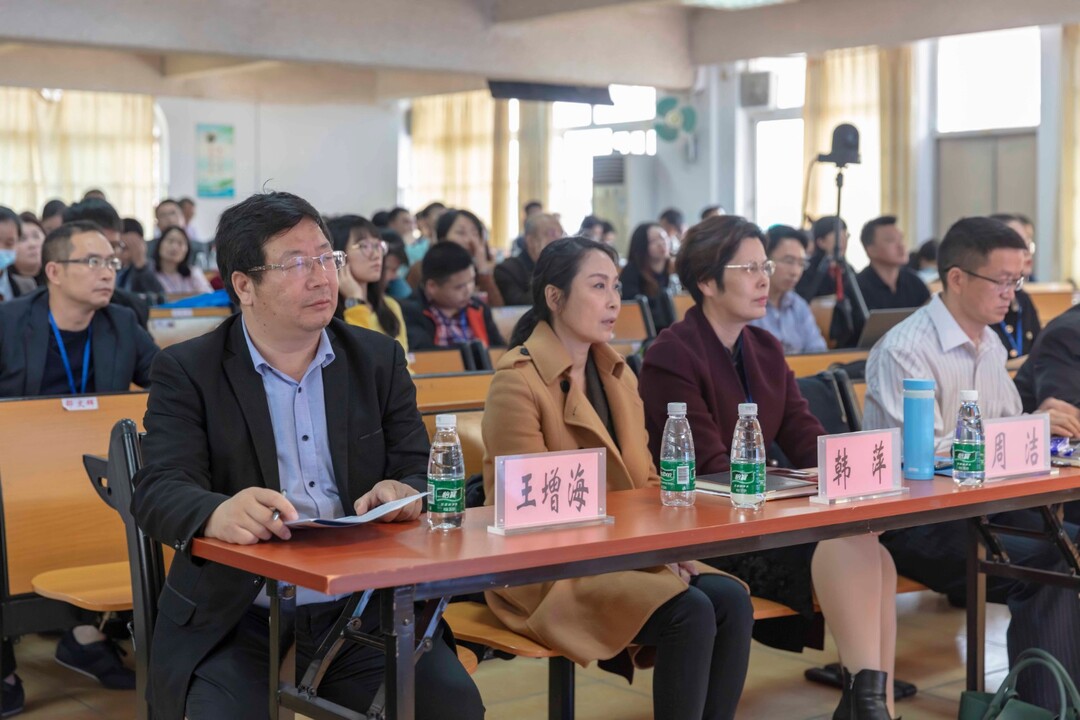 广州市荔湾区教育发展研究院副院长余仁生,广州市小北路小学校长韩萍