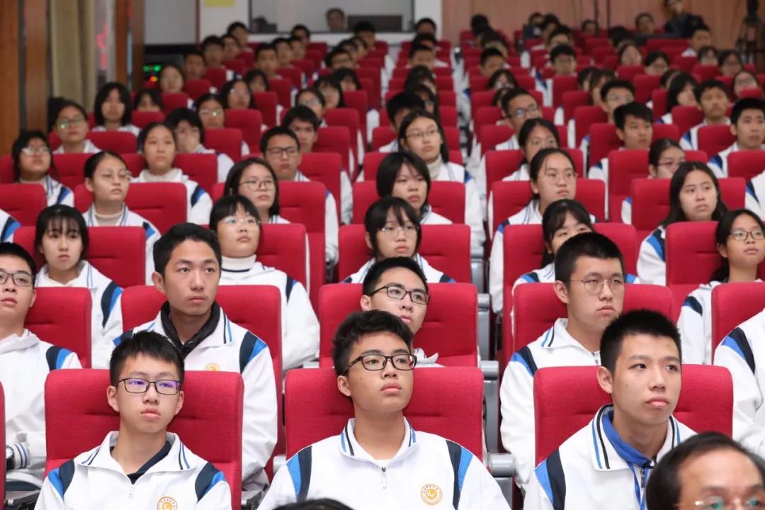 顺德华侨中学学生在认真听许进讲座.