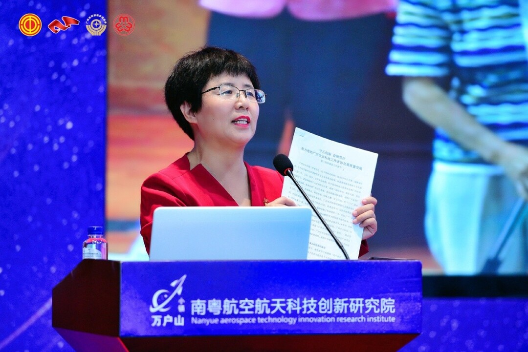 曹静会长做协会第二届工作报告.jpg