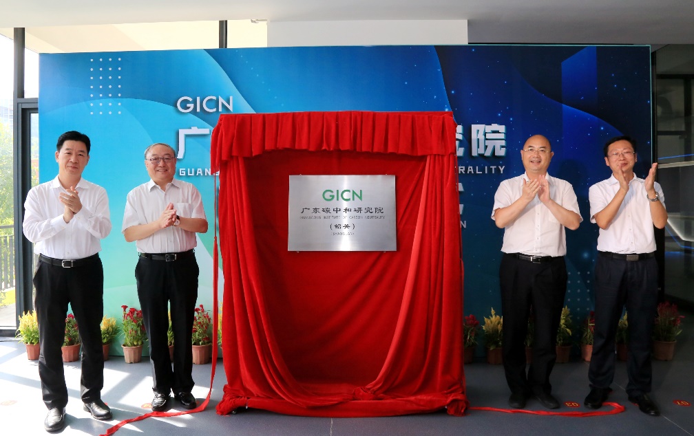 市委书记王瑞军（右二），市长陈少荣（左一），广州能源所所长吕建成（左二），深圳先进院纪委书记冯伟（右一）为研究院揭牌。.jpg