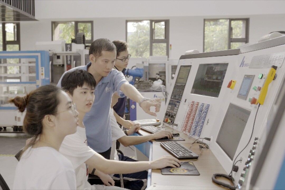 教师在学生创新工场指导学生进行实验.jpg