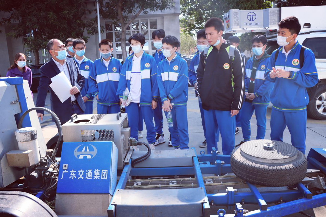 参观现场检测设备.png