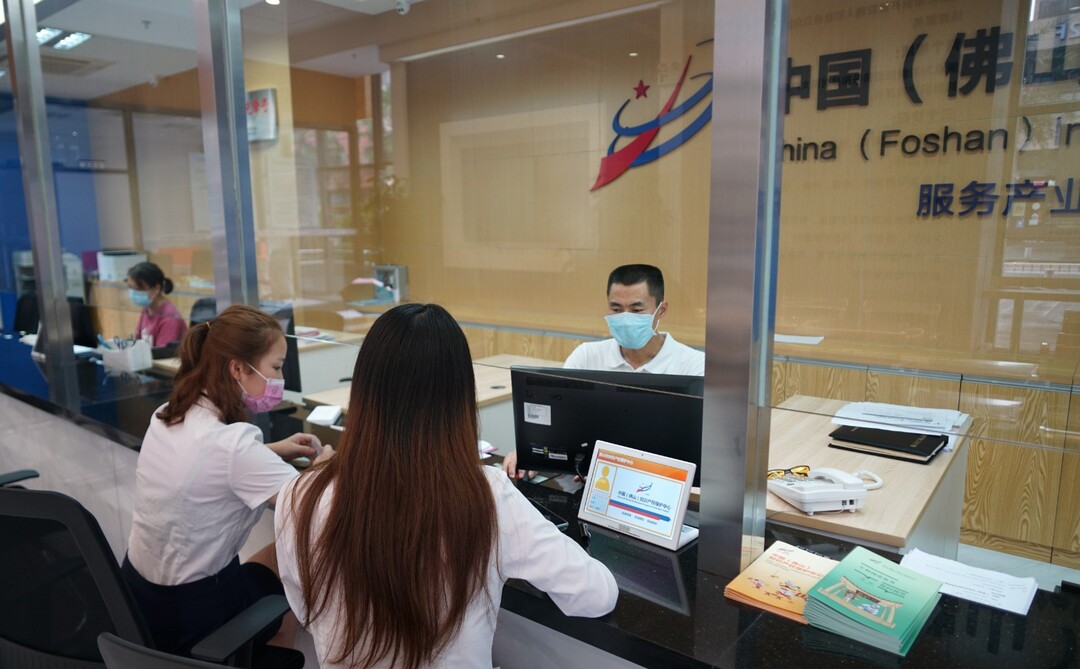 商标业务佛山受理窗口工作人员在受理市场主体商标业务申请.jpg