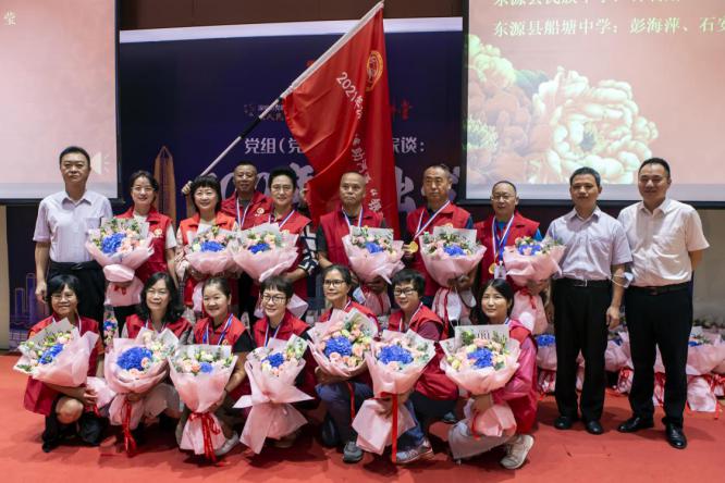 支教老师培训欢送会上与深河指挥部领导合影.jpg