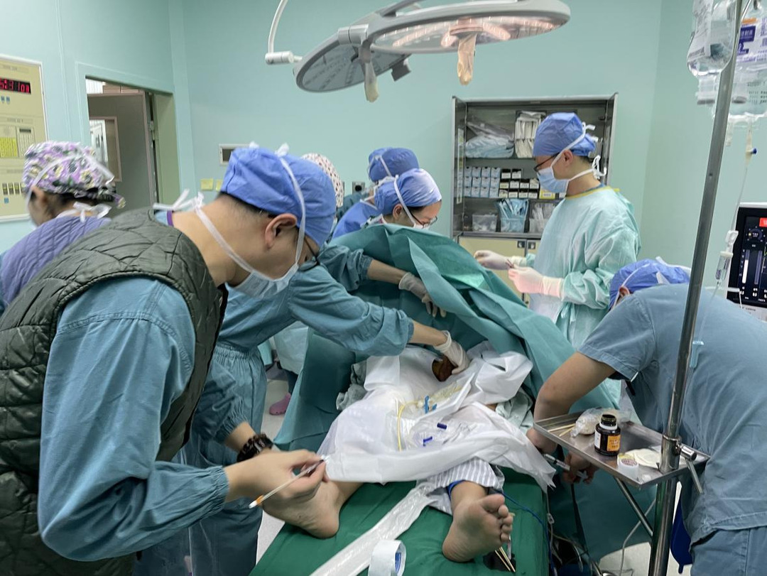 只在书本上见过的罕见疾病让手术中的13岁男孩命悬一线