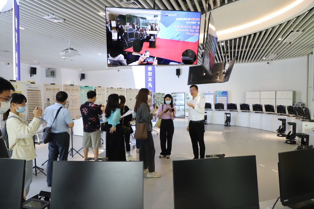 参观学院实验室 (3).JPG
