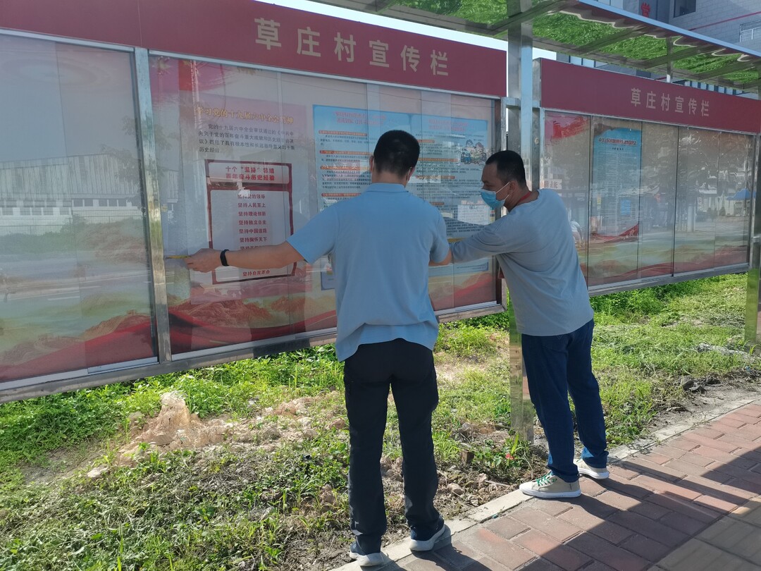 工作人员深入站点调研了解科普画廊需求01。麦博 摄 - 副本.jpg