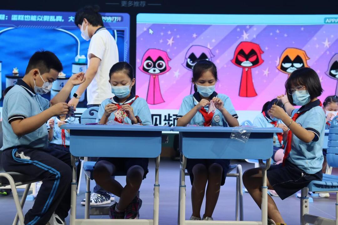 165457498027695938.jpg 亲自体验艾草香囊的制作过程.jpg