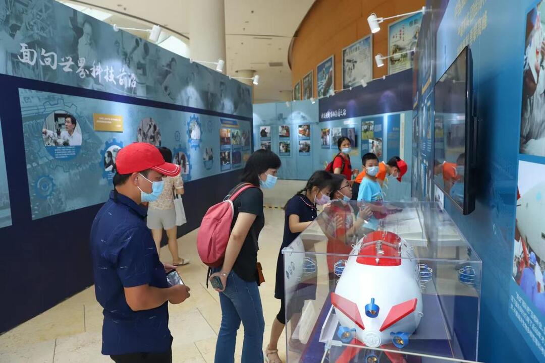 展览吸引不少观众驻足.jpg