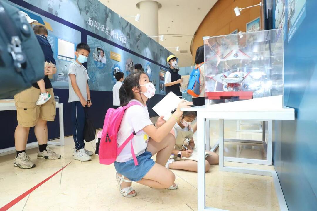 学生边参观边做笔记.jpg