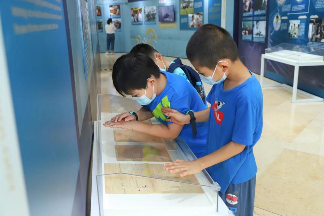 珍贵手稿吸引小学生参观.jpg