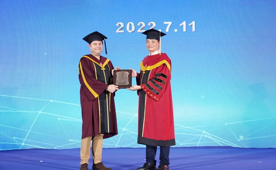 165762132920055760.jpg 龚新高教授向劳霈乐先生颁发中以合作杰出贡献奖.jpg