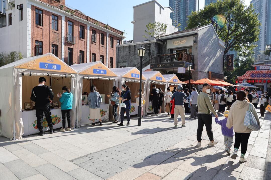 市民在非遗摊位前驻足打卡.jpg
