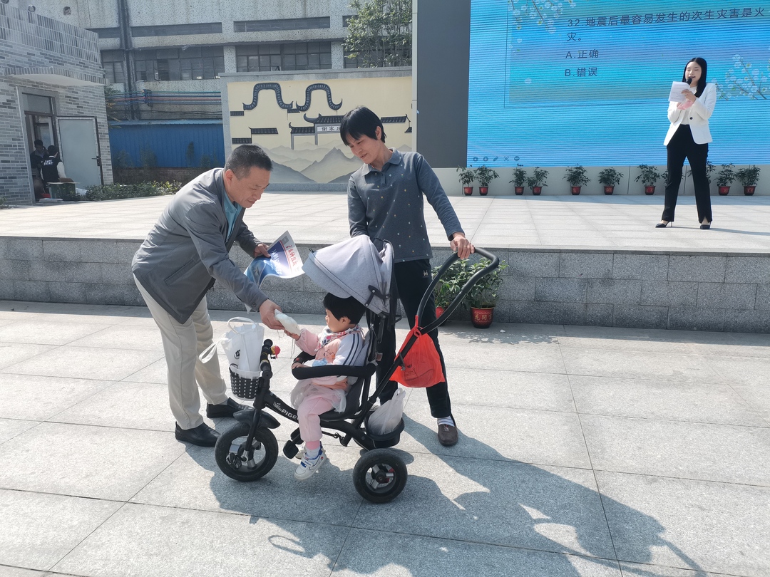 工作人员派发奖品和《广东科技报》.jpg