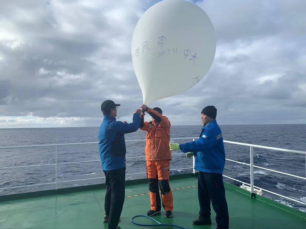 韩博（左）与科考队员在西风带进行探空气球观测（来源：大气科学学院）.jpg