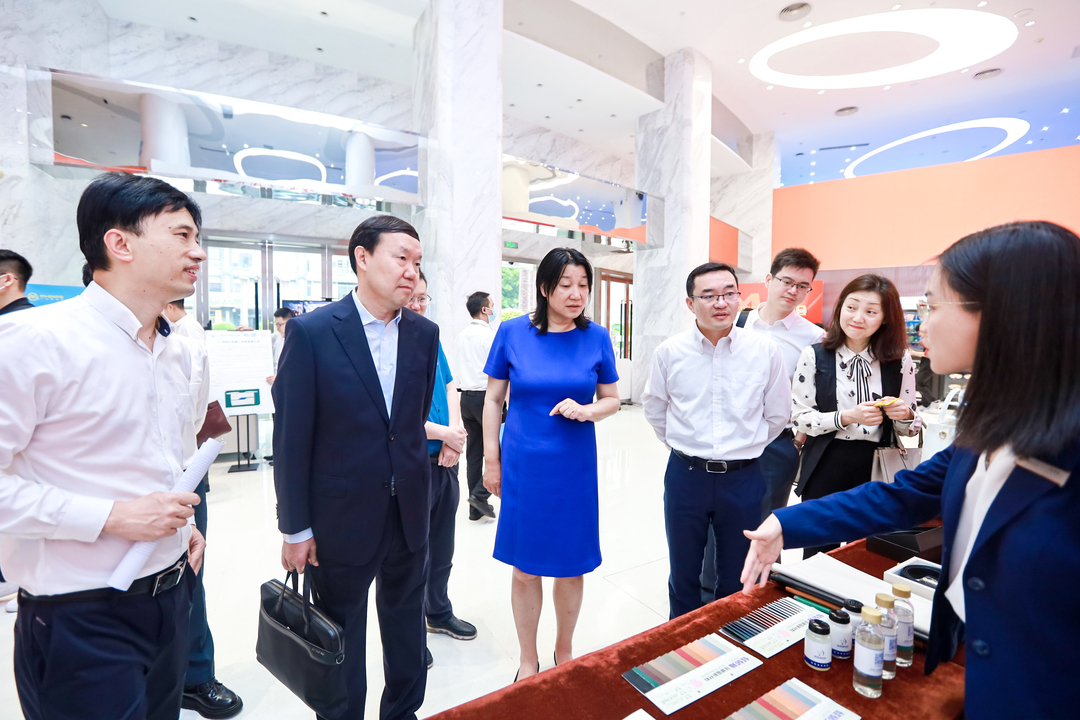 参观展览.jpg