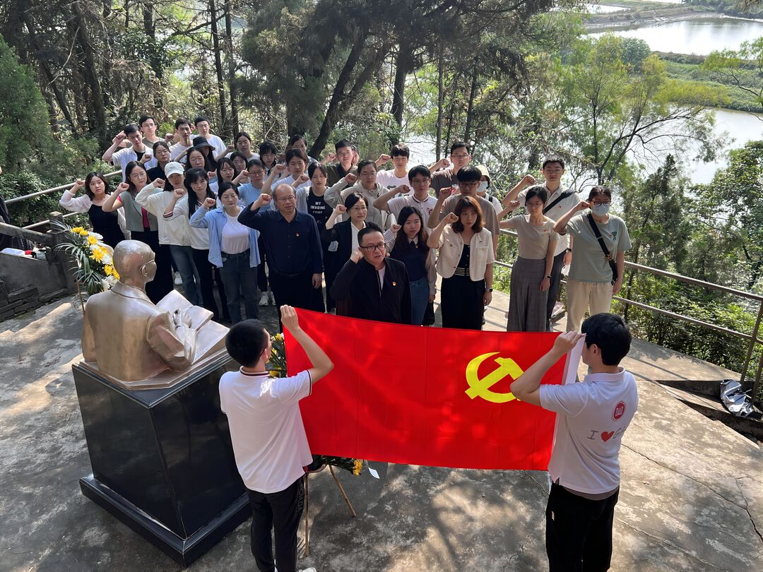 图2 陈望南书记带领全体党员重温入党誓词.jpg