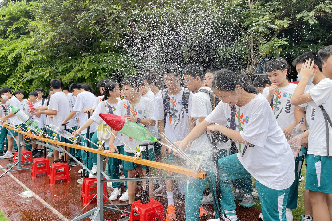（部分挑战赛精彩瞬间：水火箭升空、水果电池、魔方大战） (3).jpg