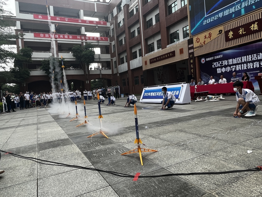 “东风一号”航天火箭模型发射.jpg