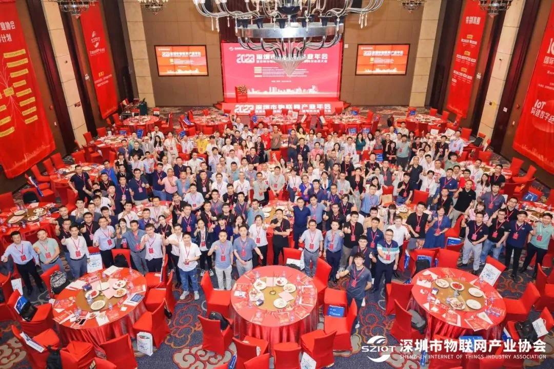 年会合影.jpg