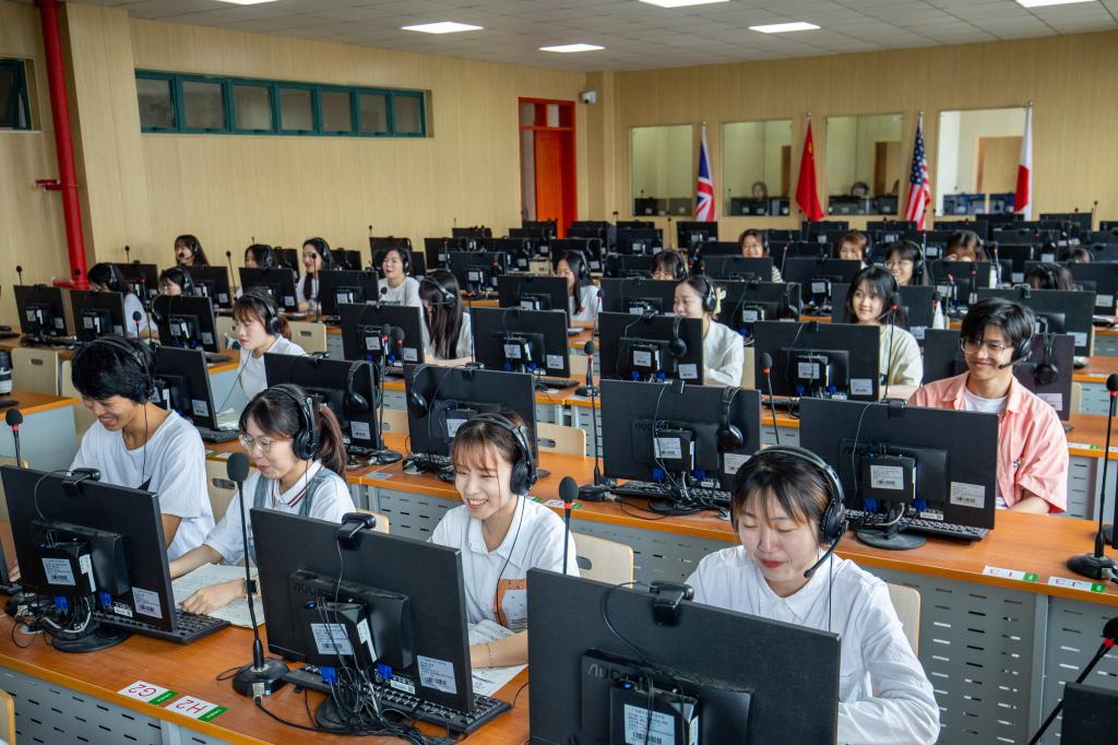 学生在同声传译实验室上课.jpg