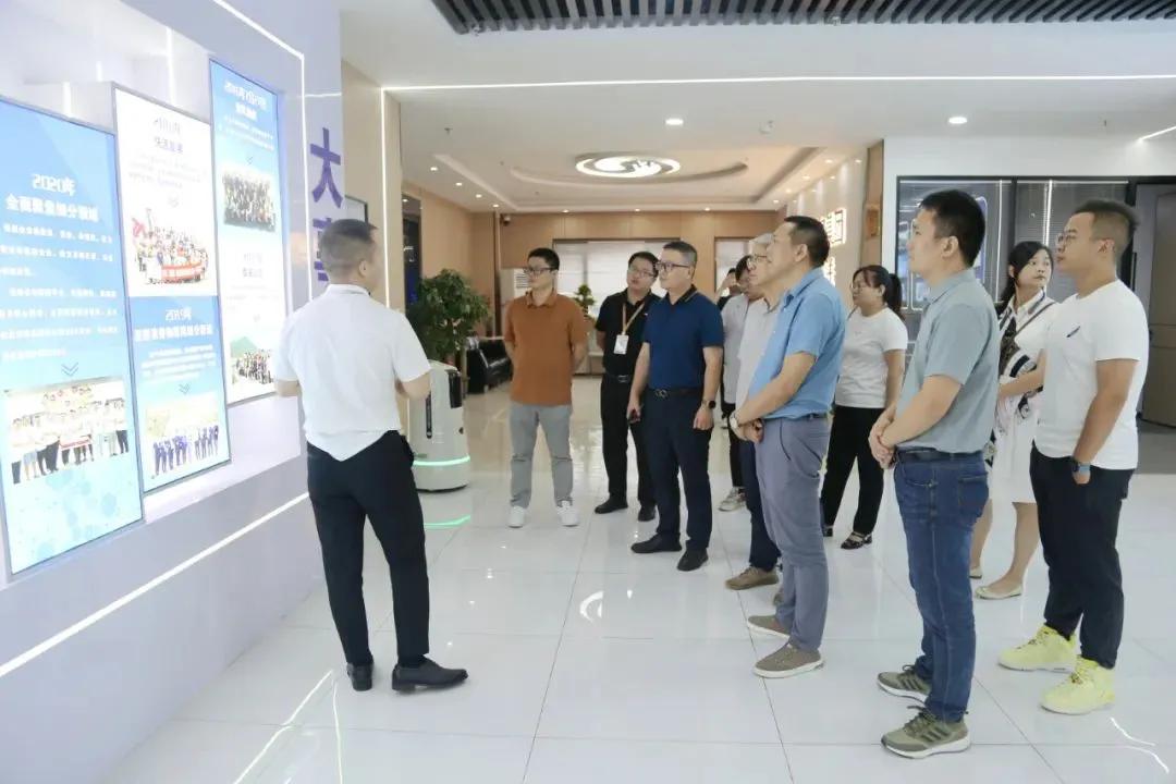 参观中亿信息展厅.jpg