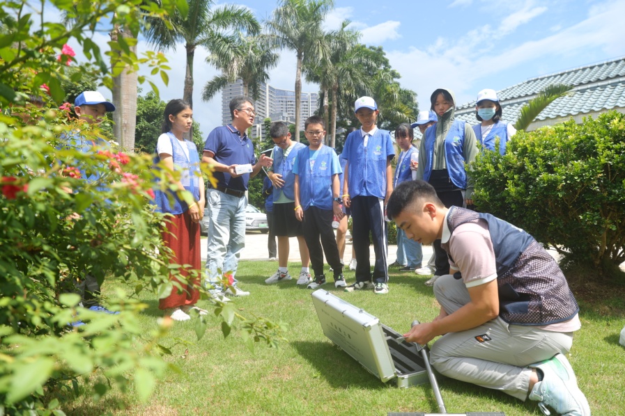 “土壤知识学习——发生在土壤里的故事”采集土壤实验样本.jpg