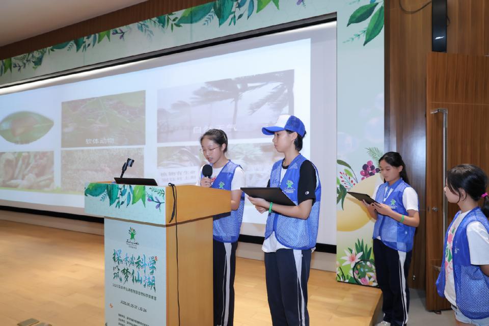 课题组学员做课题成果汇报.jpg