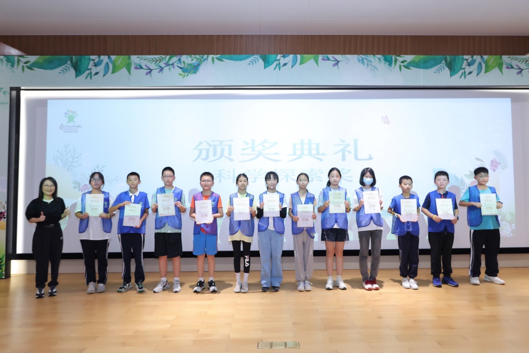 为获奖课题组学员颁发获奖证书.jpg
