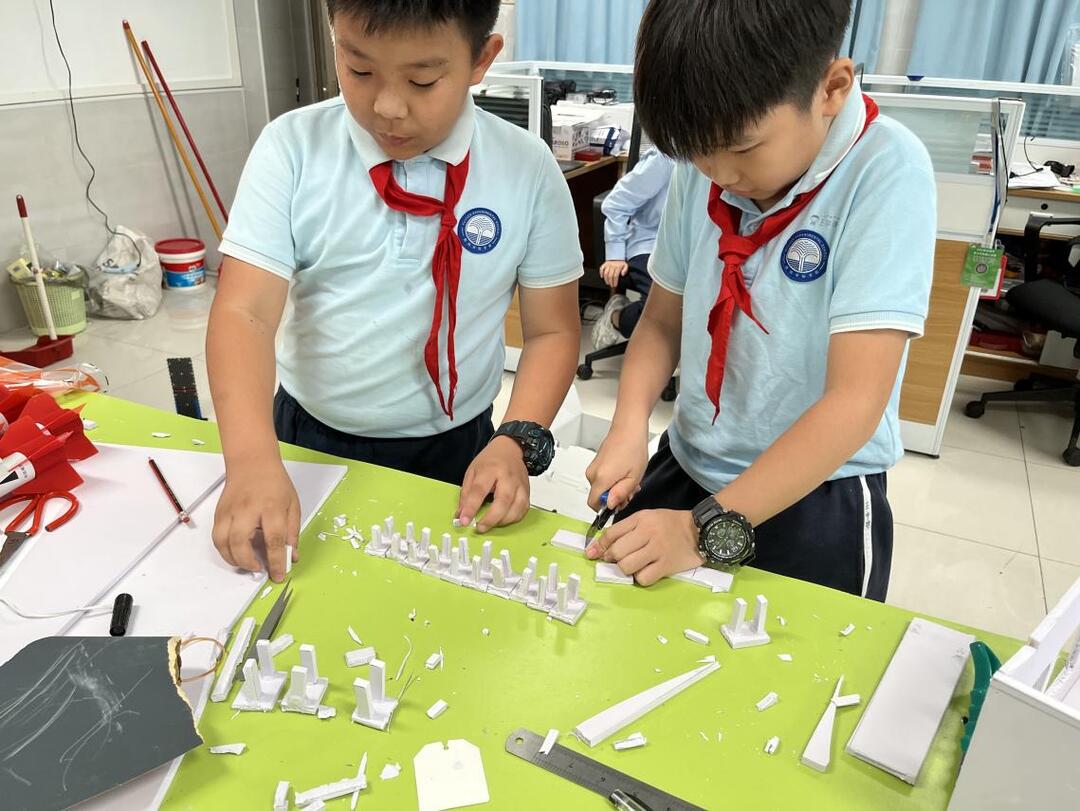 这所学校开学典礼“科技味”十足02.jpg