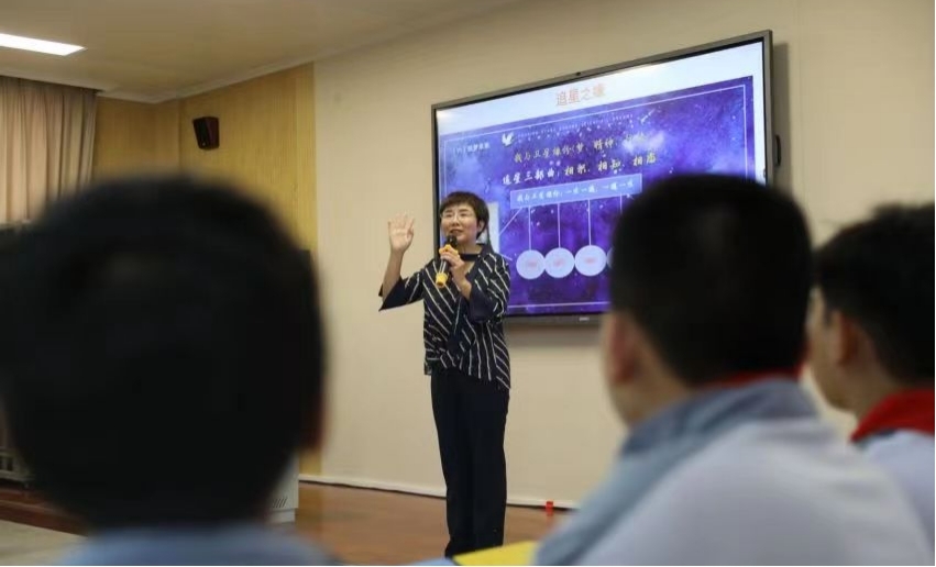 曹静教授作《追星唤起科学梦想》主题科普演讲.jpg