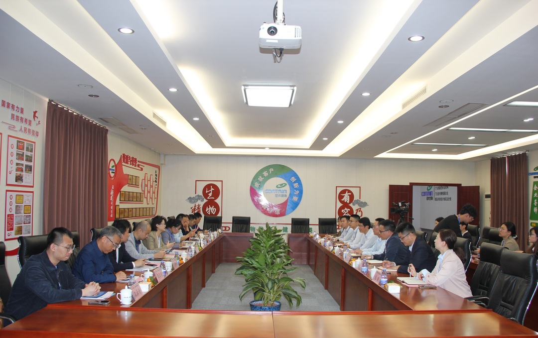华南理工大学生命学院院长林影教授，中山大学药学院张静夏副教授，华南理工大学生命学院章文副院长等走进广东容大生物公司进行产学研对接。-1.jpg