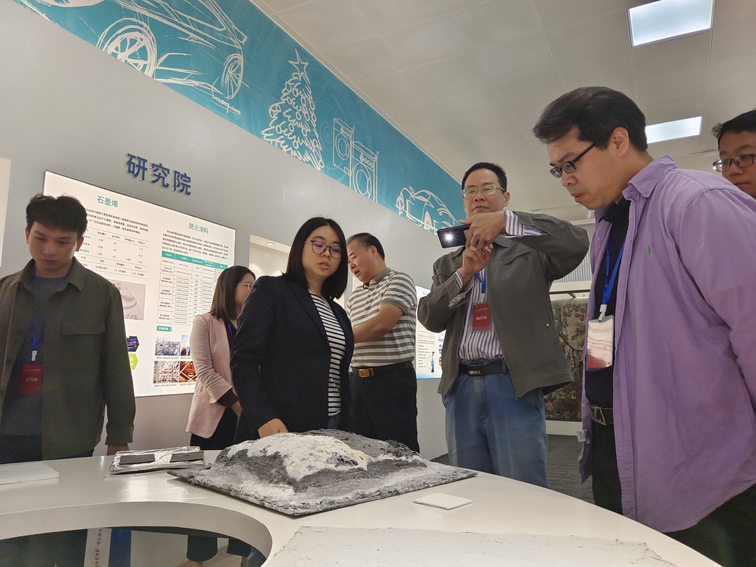 暨南大学孟玉英教授领衔的专家团队们走进广东聚石化学有限公司进行产学研对接。.jpg