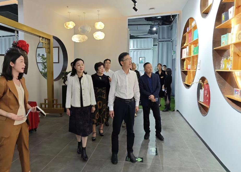 参观深圳柏星龙创意包装公司展厅.jpg