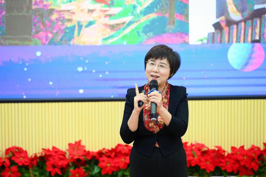曹静教授作《追星·唤起科学梦想》主题科普演讲.jpg