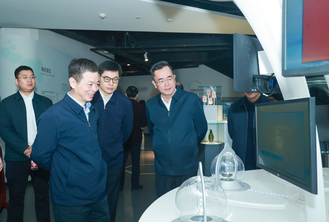 领导参观展览.jpg