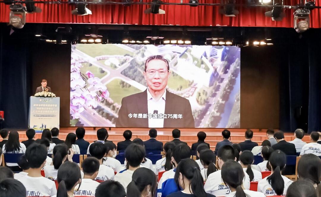 钟南山院士通过视频为活动致辞.jpg