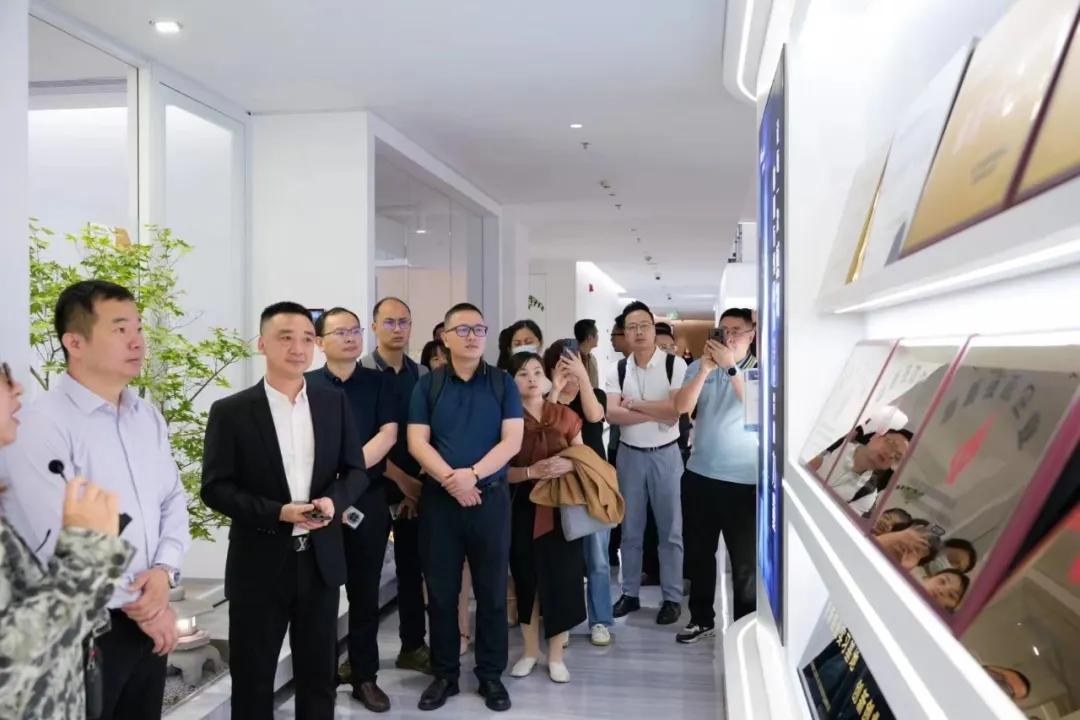 参观展厅.jpg