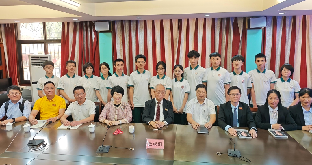丘成桐与梅州中学师生座谈交流。.jpg