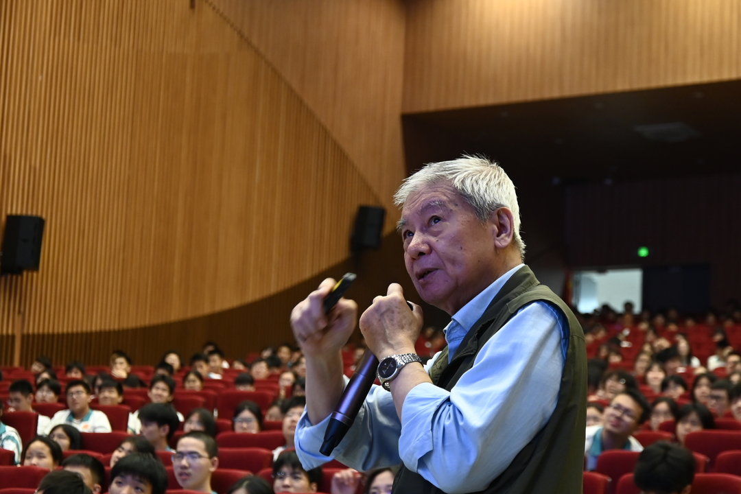 171818001680513283.jpg 2024年5月15日+广州市第二中学南沙天元学校+陈贺能教授+广州院士专家校园行+陈教授互动.JPG
