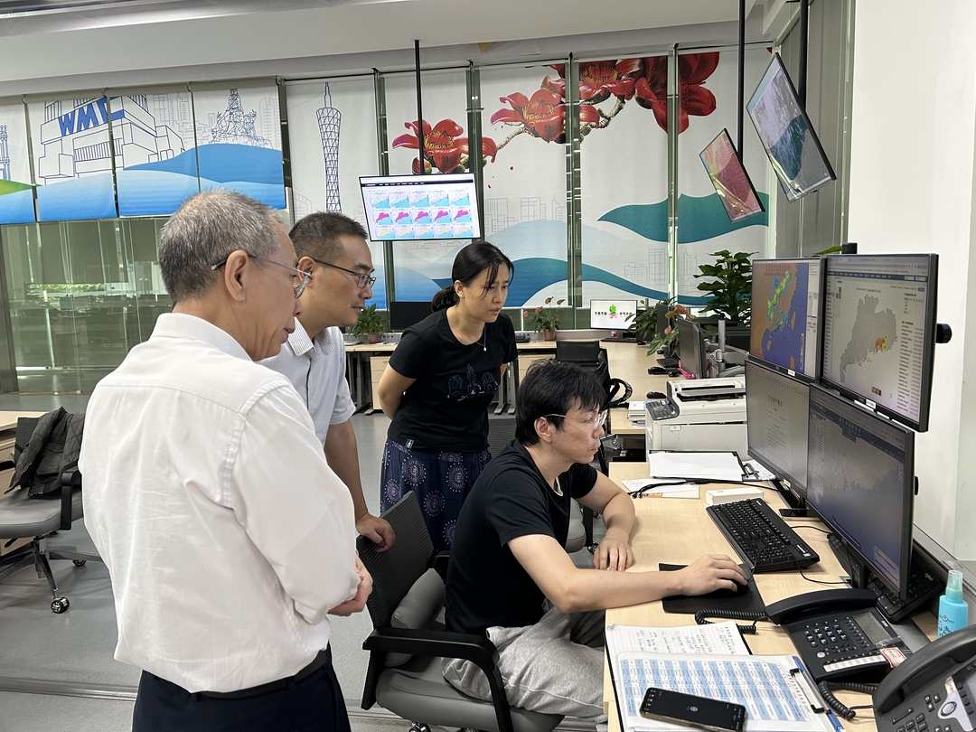 6月30日早6时，省气象台预报团队为深中通道做滚动预报服务 冯沁摄影.jpg