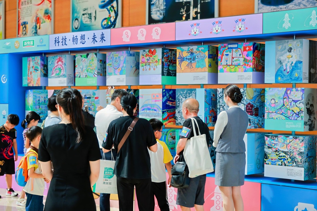 参观展览.jpg