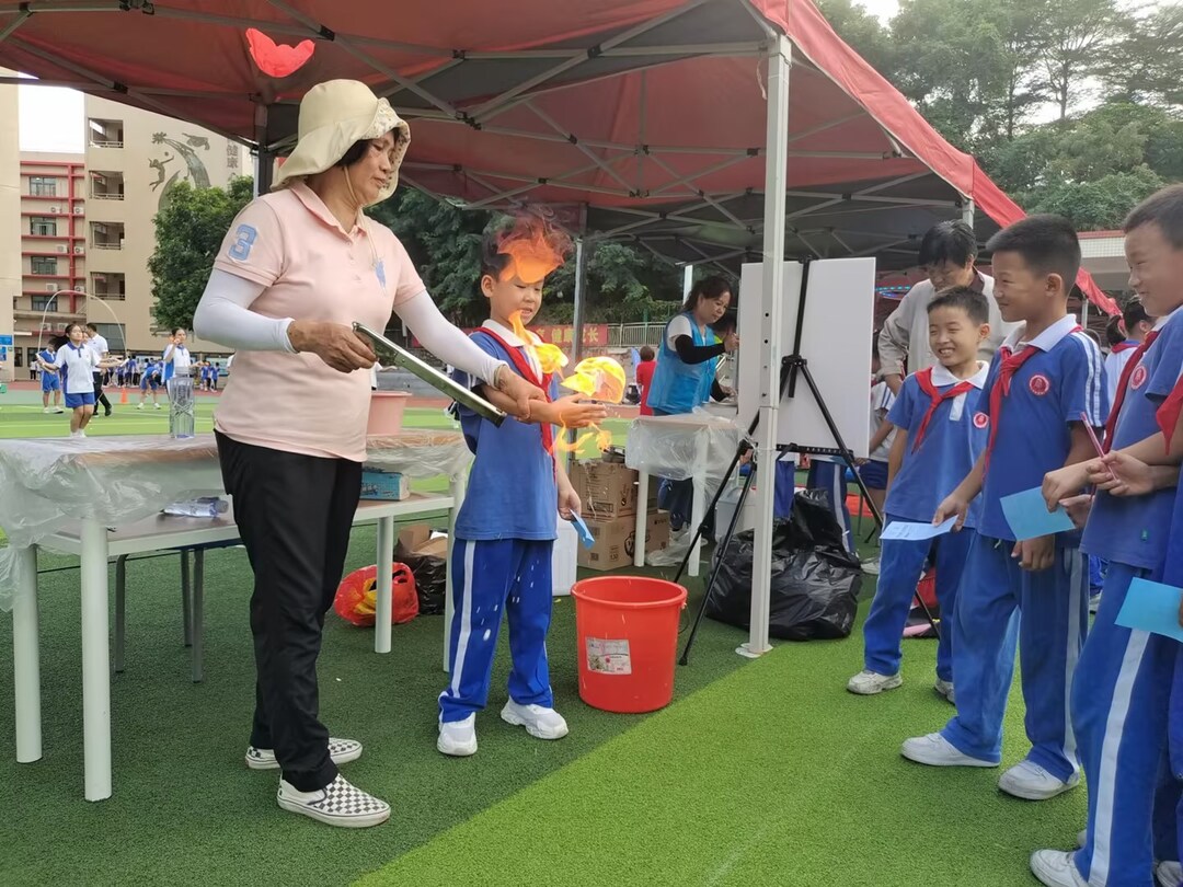 172959834460415225.jpg 5科技体验活动现场.jpg