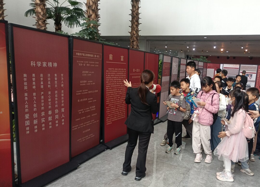 参观展览01.jpg