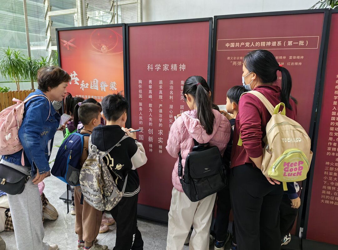 参观展览02.jpg
