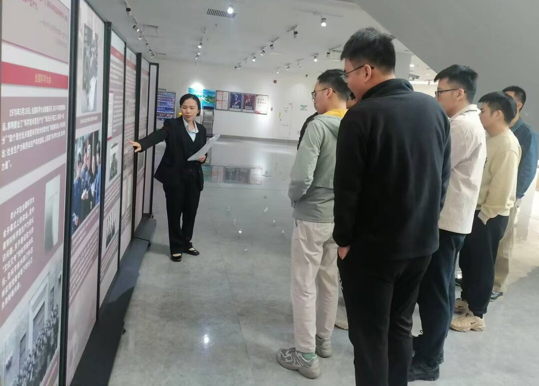 参观展览03.jpg